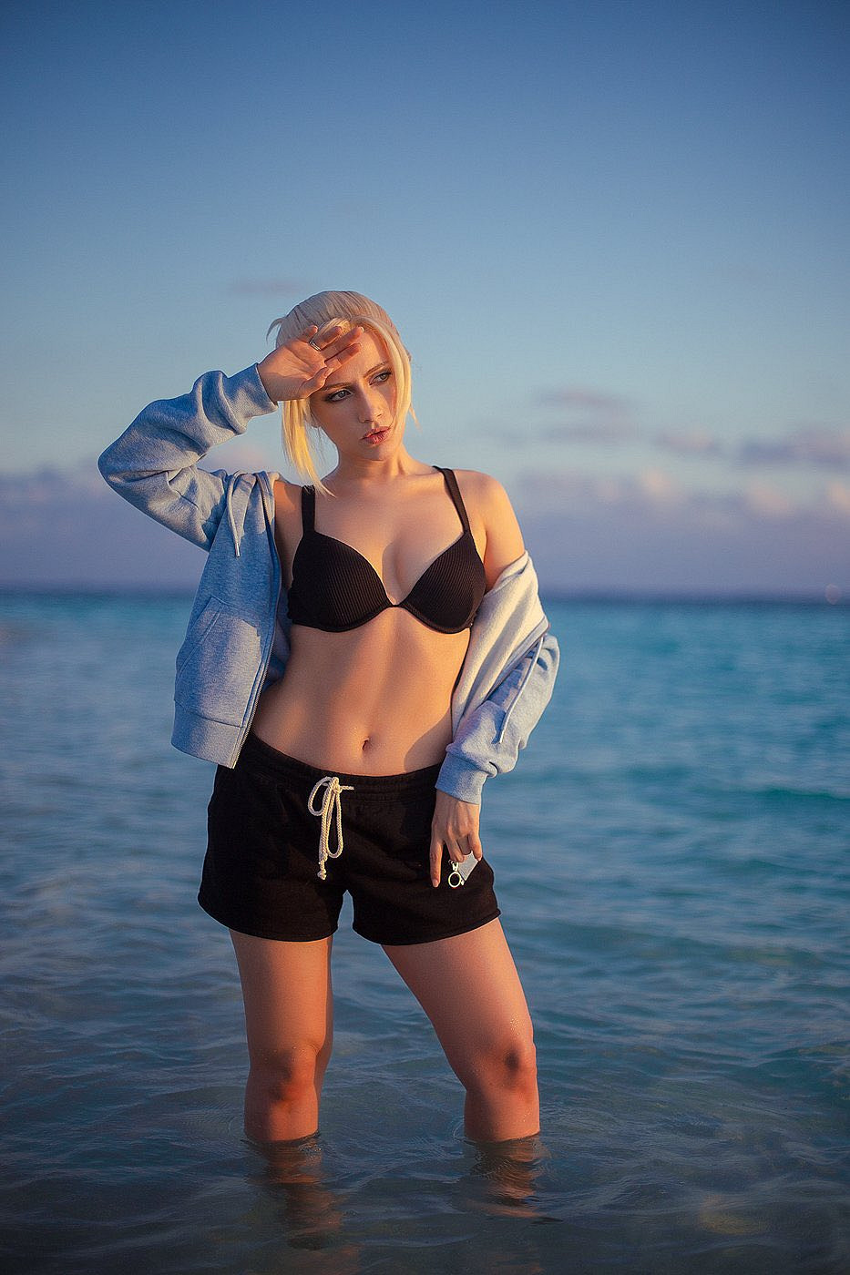 俄妹COS《魔獸》海邊版吉安娜：深V戰衣高品質還原！