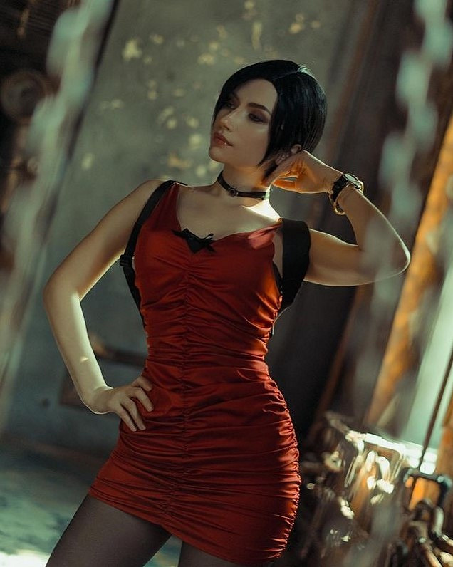 俄妹COS《魔獸》海邊版吉安娜：深V戰衣高品質還原！