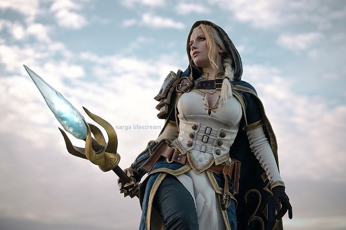 俄妹COS《魔獸》海邊版吉安娜：深V戰衣高品質還原！