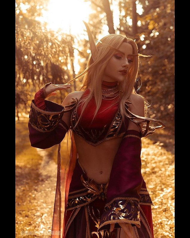 俄妹COS《魔獸》海邊版吉安娜：深V戰衣高品質還原！