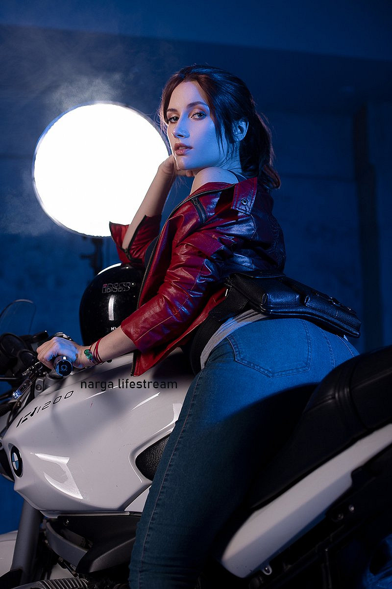 俄妹COS《魔獸》海邊版吉安娜：深V戰衣高品質還原！