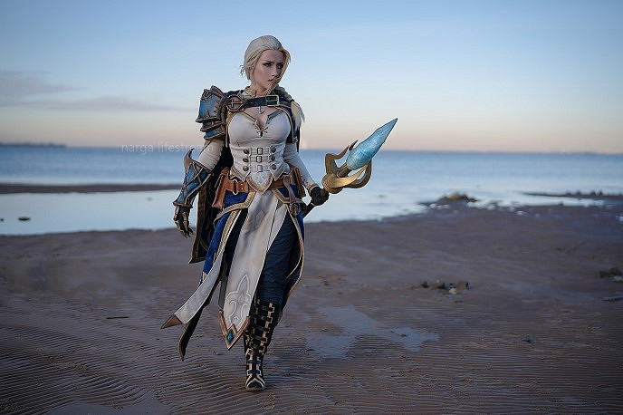 俄妹COS《魔獸》海邊版吉安娜：深V戰衣高品質還原！