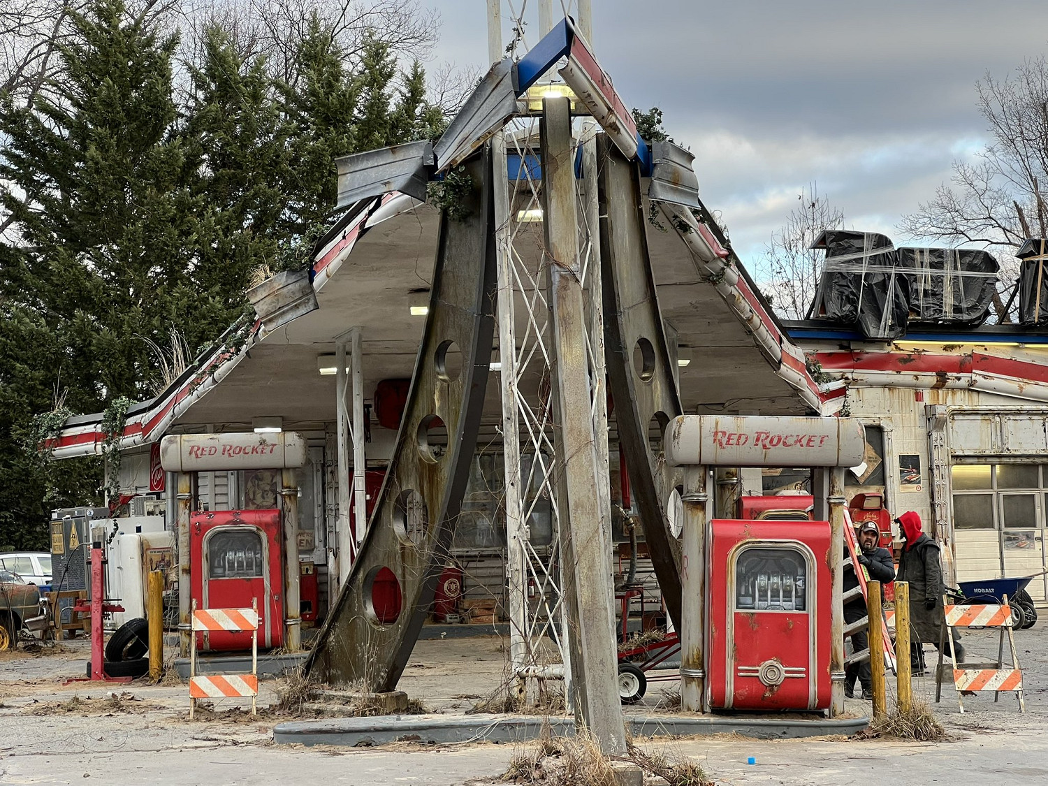 完美還原遊戲場景！《輻射》真人劇加油站布景新圖透