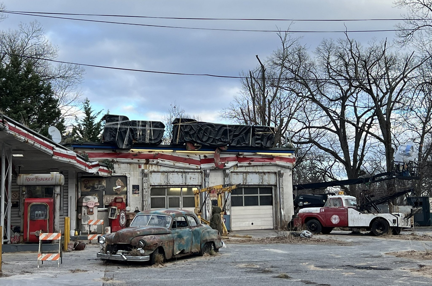 完美還原遊戲場景！《輻射》真人劇加油站布景新圖透