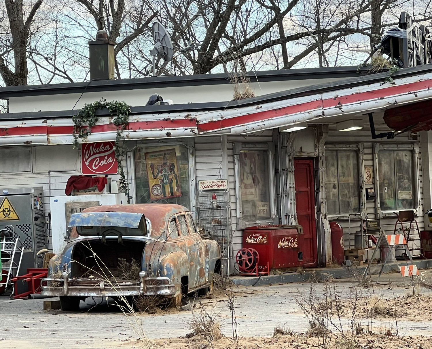 完美還原遊戲場景！《輻射》真人劇加油站布景新圖透