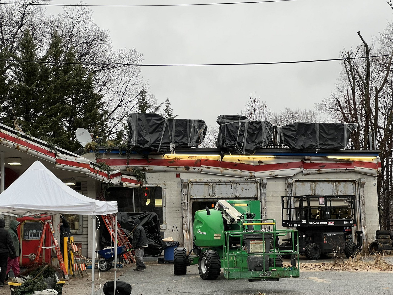 完美還原遊戲場景！《輻射》真人劇加油站布景新圖透