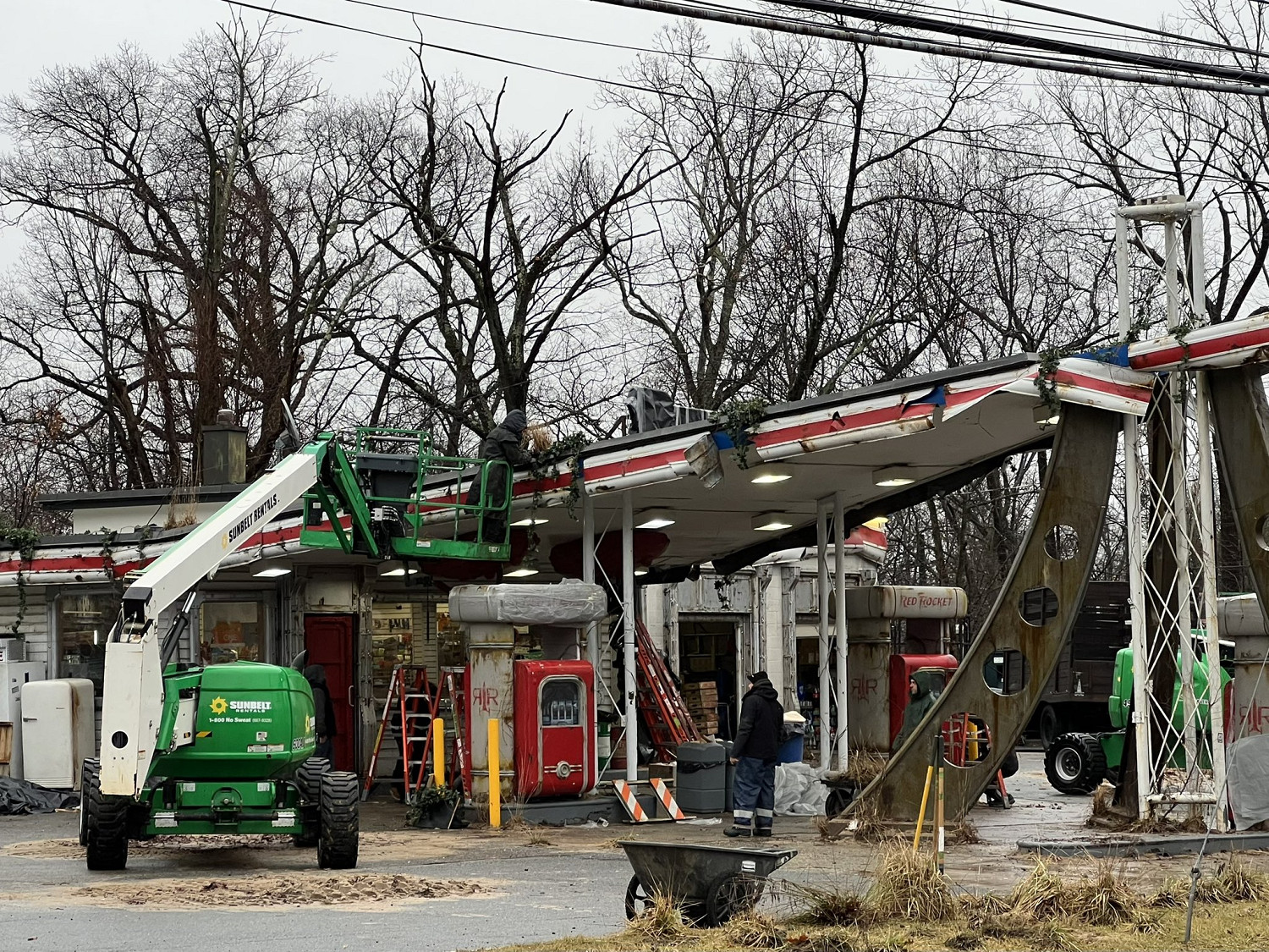 完美還原遊戲場景！《輻射》真人劇加油站布景新圖透
