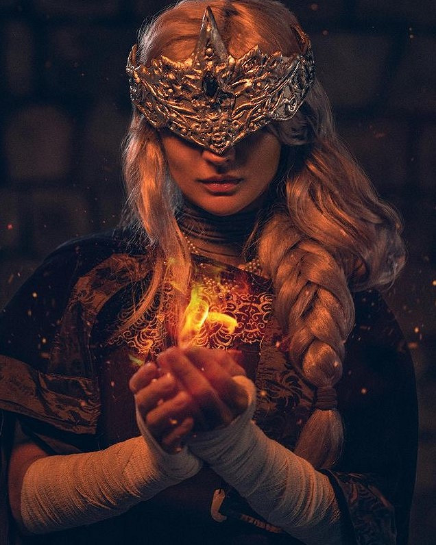 俄妹COS《黑魂3》防火女：性感身材為角色添磚加瓦！