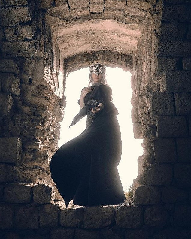 俄妹COS《黑魂3》防火女：性感身材為角色添磚加瓦！