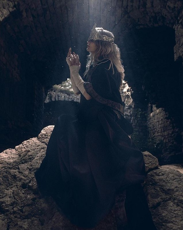 俄妹COS《黑魂3》防火女：性感身材為角色添磚加瓦！