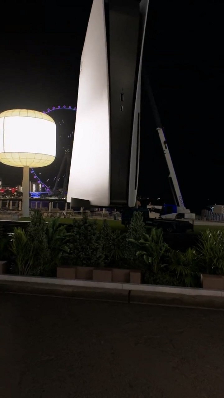 打開異世界大門！巨型PS5降落杜拜 噴射藍色光柱