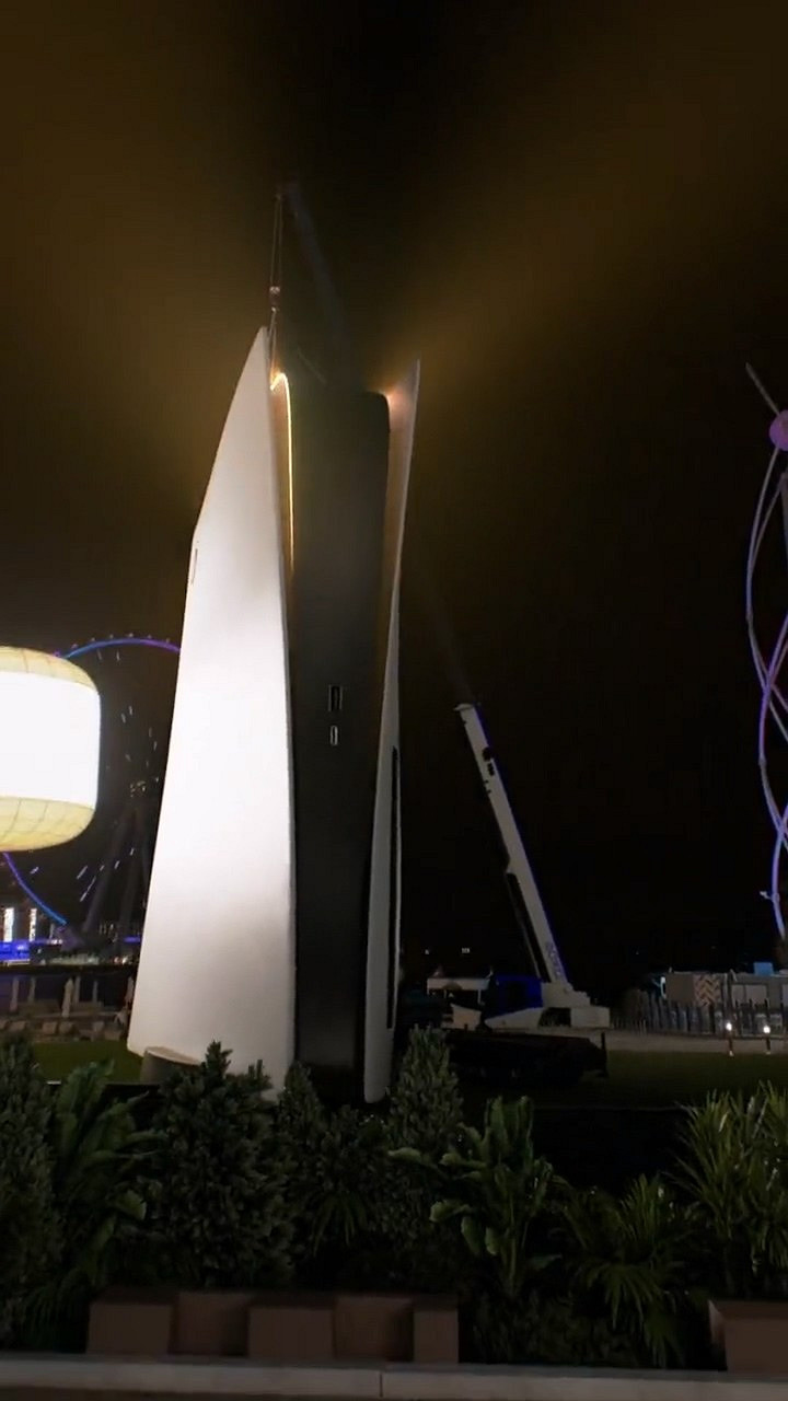 打開異世界大門！巨型PS5降落杜拜 噴射藍色光柱