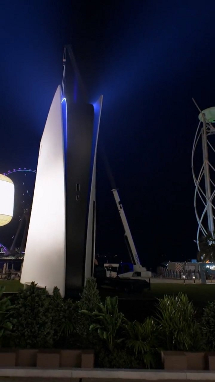 打開異世界大門！巨型PS5降落杜拜 噴射藍色光柱