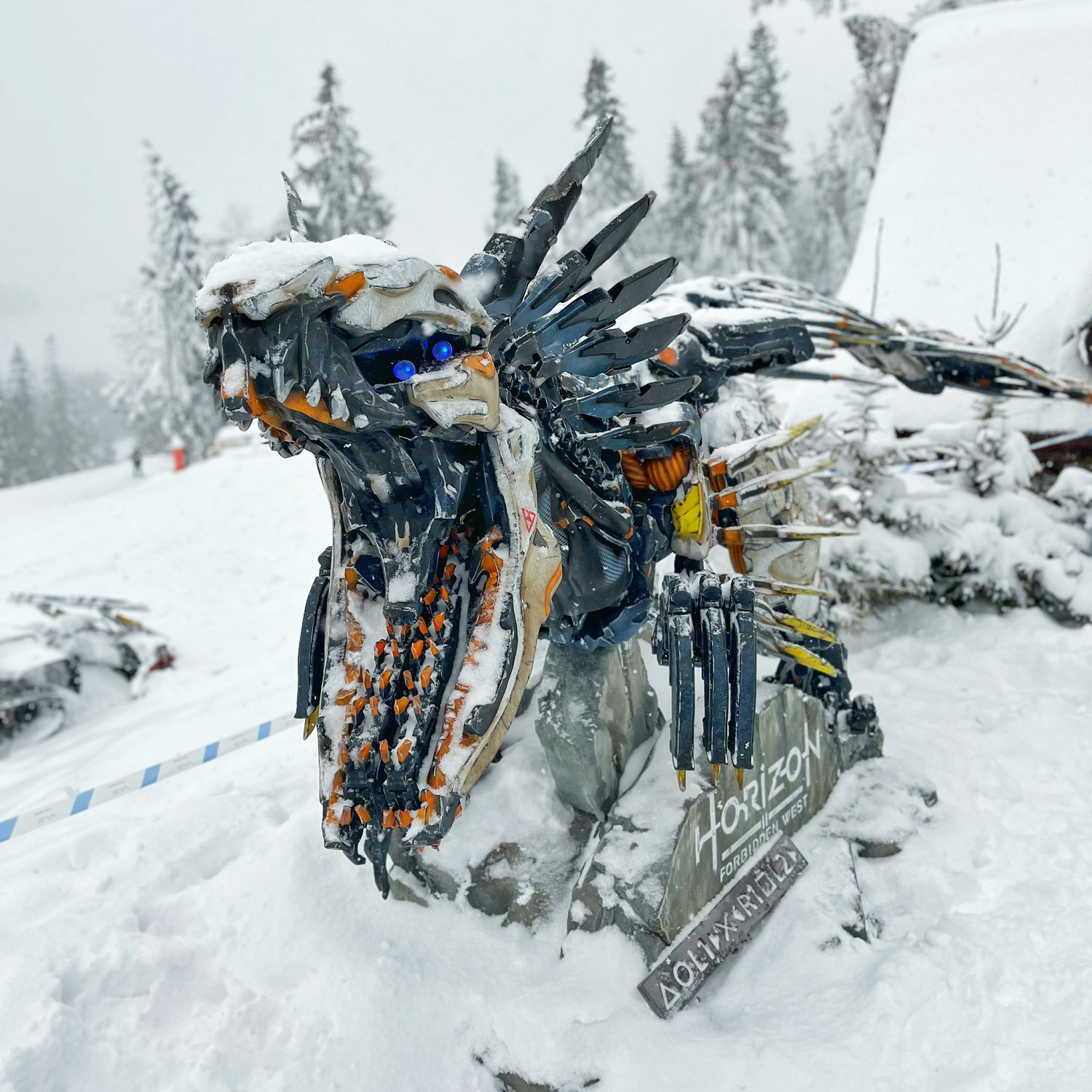 打開異世界大門！巨型PS5降落杜拜 噴射藍色光柱