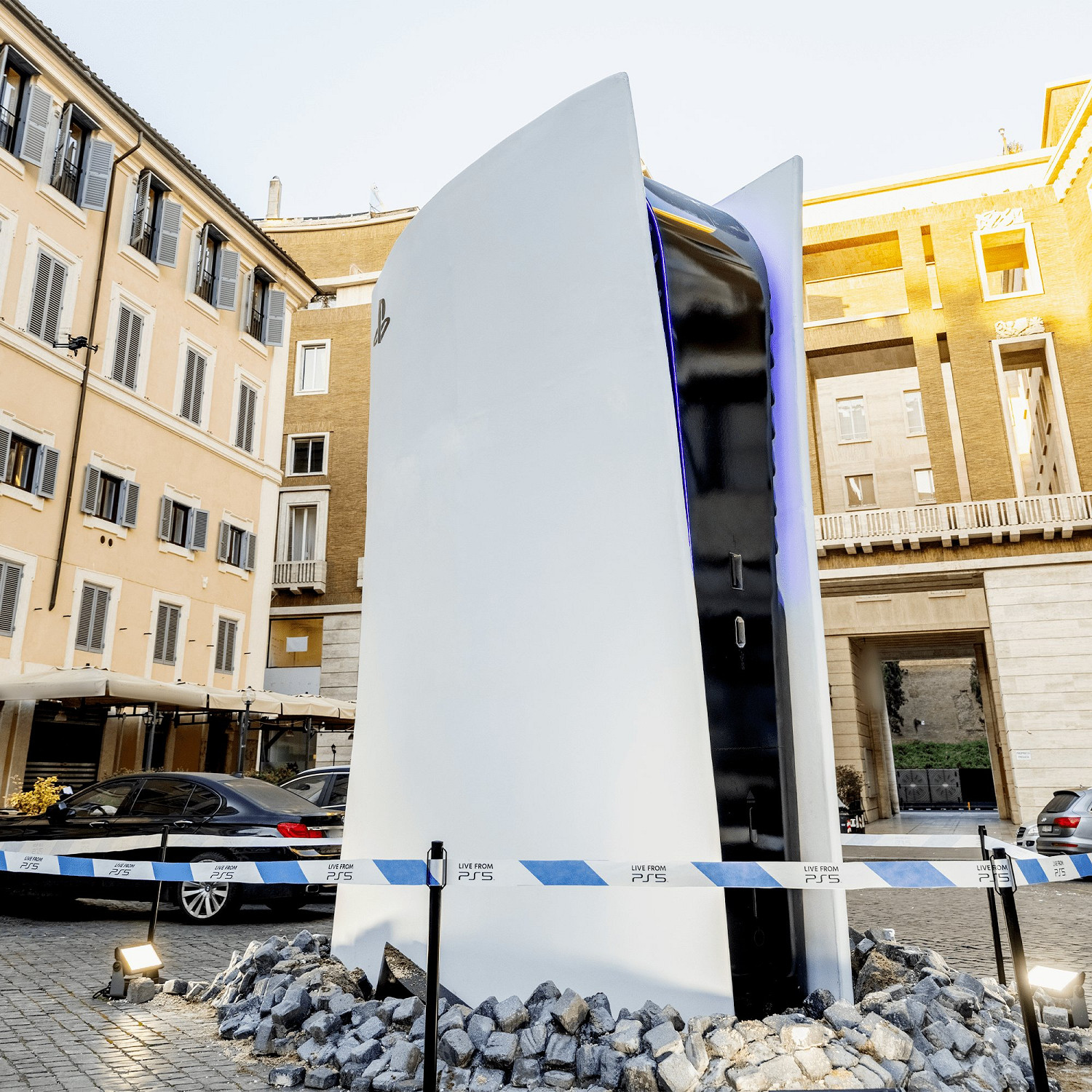 打開異世界大門！巨型PS5降落杜拜 噴射藍色光柱