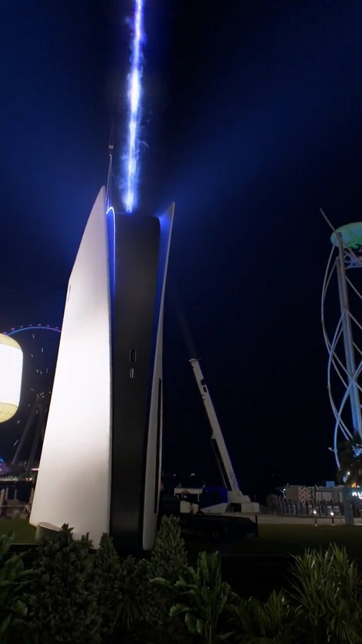 打開異世界大門！巨型PS5降落杜拜 噴射藍色光柱