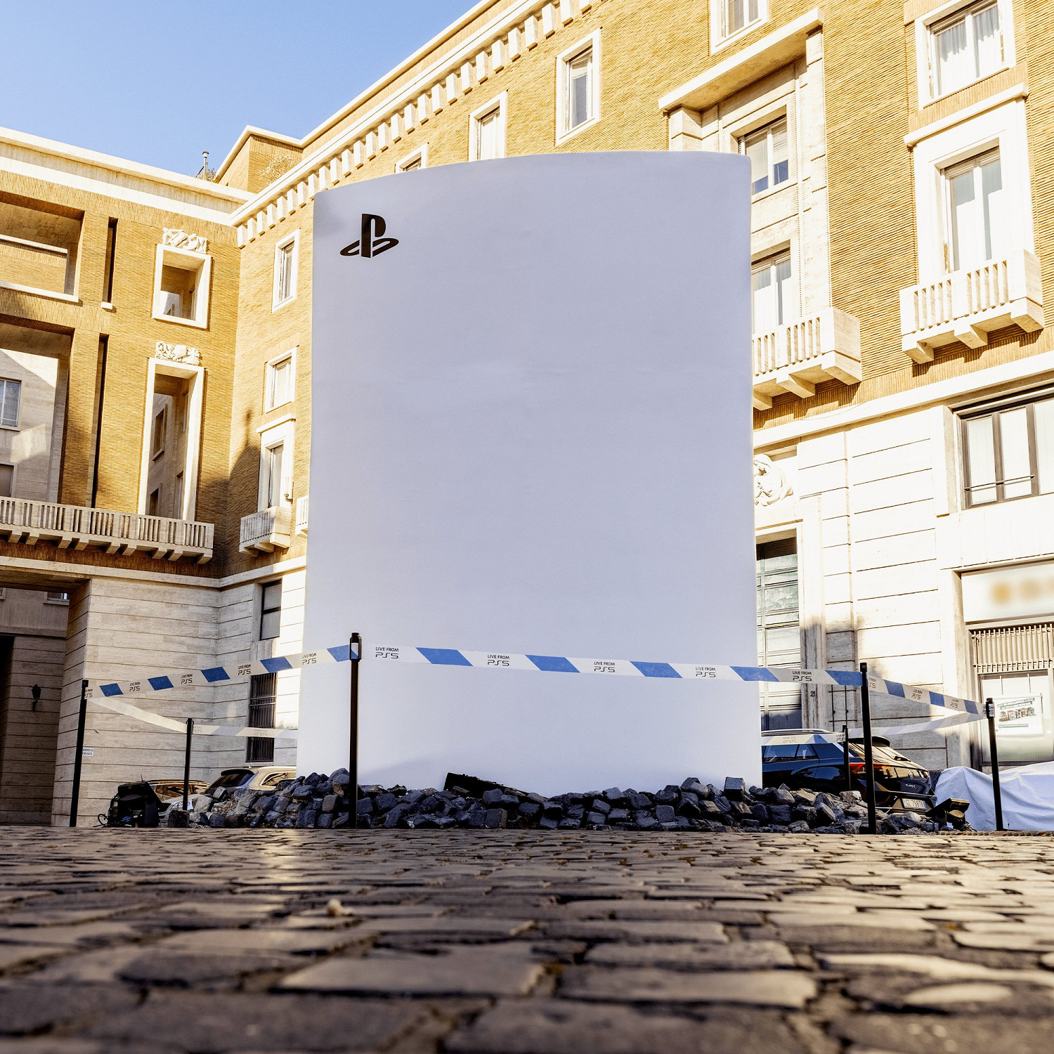 打開異世界大門！巨型PS5降落杜拜 噴射藍色光柱