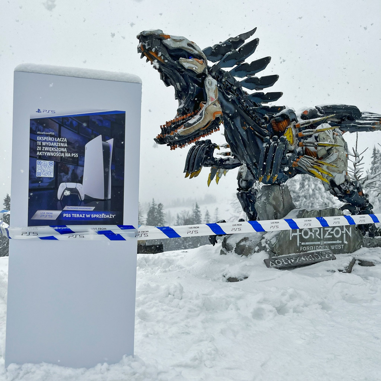 打開異世界大門！巨型PS5降落杜拜 噴射藍色光柱