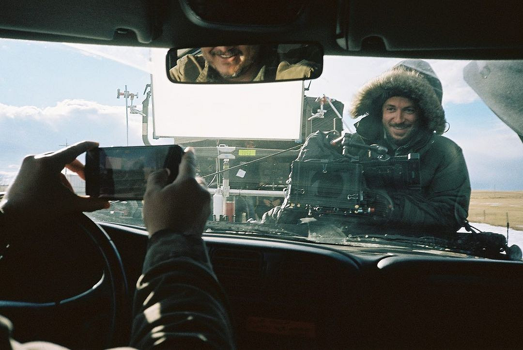 《最後生還者》分享新片場照：休憩時光及場地街道！