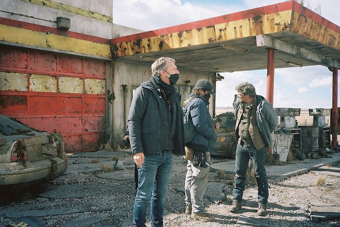 《最後生還者》分享新片場照：休憩時光及場地街道！