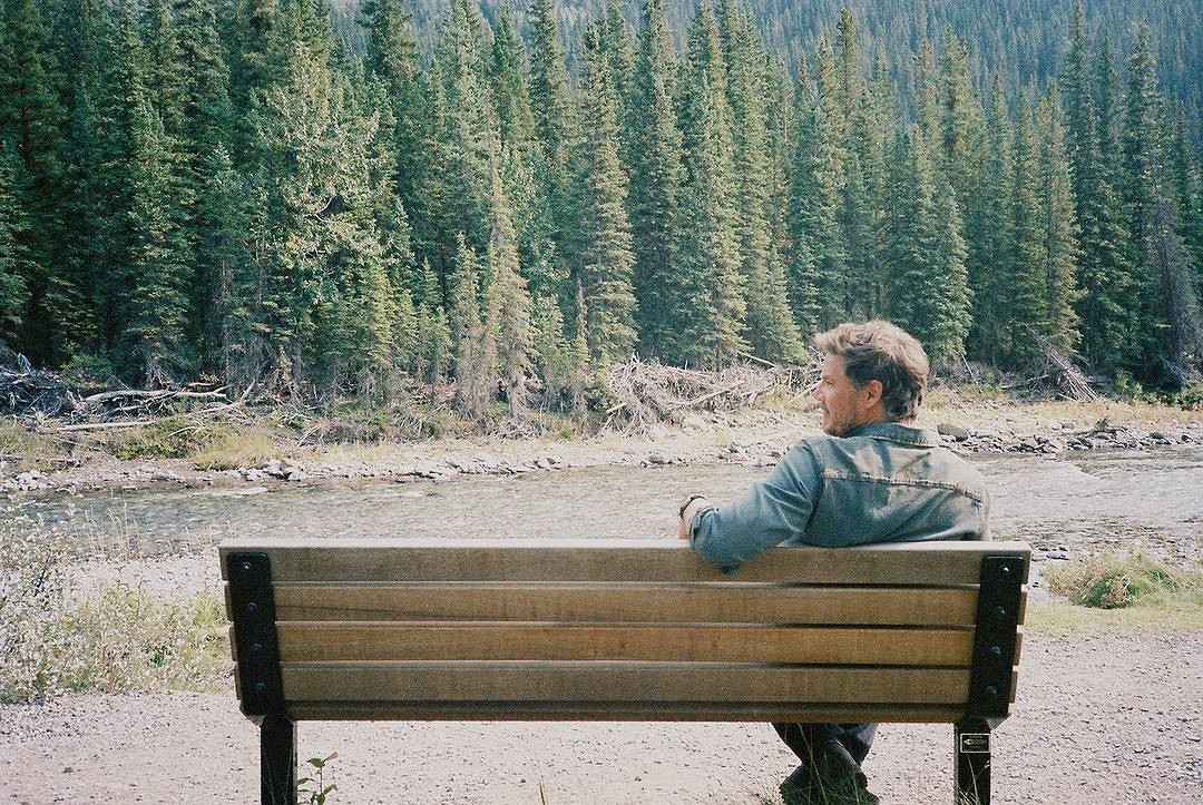 《最後生還者》分享新片場照：休憩時光及場地街道！