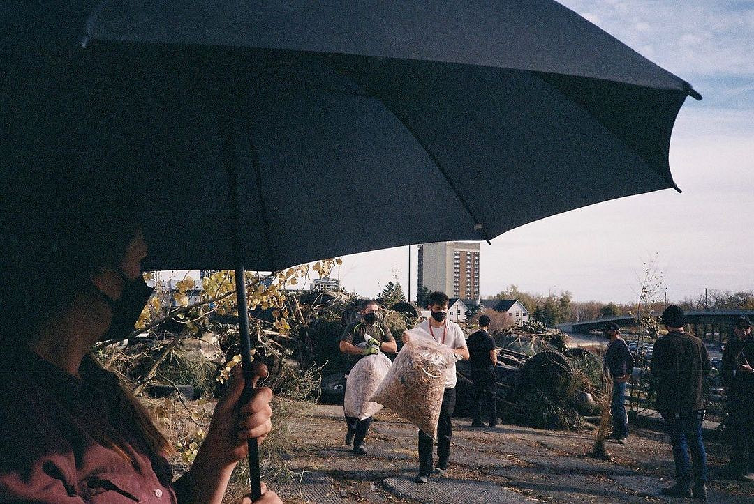 《最後生還者》分享新片場照：休憩時光及場地街道！