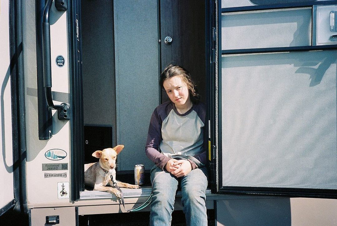 《最後生還者》分享新片場照：休憩時光及場地街道！