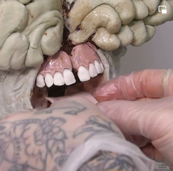 《最後生還者》“循聲者”蛋糕:最終成品效果太逼真! 《最後生還者》“循聲者”蛋糕:最終成品效果太逼真!