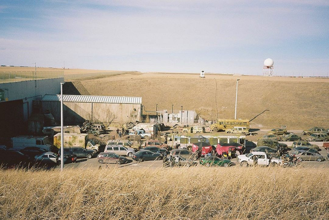 《最後生還者》分享新片場照：休憩時光及場地街道！