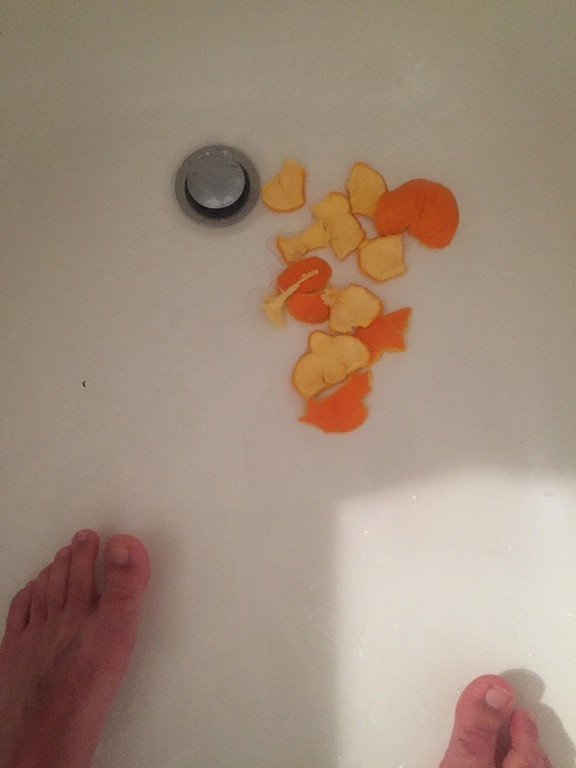 每個生活不如意的中年社畜，都該試試在洗澡時吃橙子