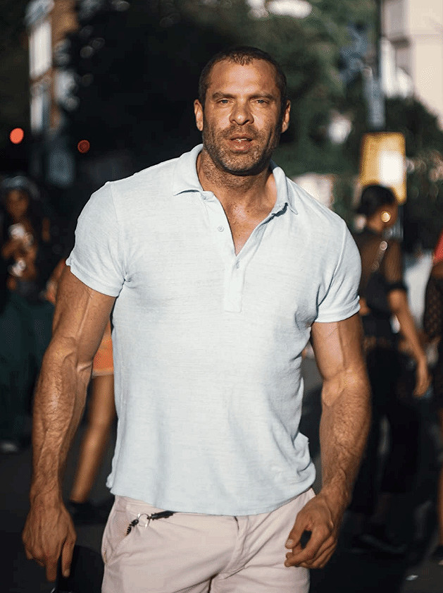 《最後生還者》劇集巨無霸服裝重達40kg:演員高約2米 《最後生還者》劇集巨無霸服裝重達40kg:演員高約2米