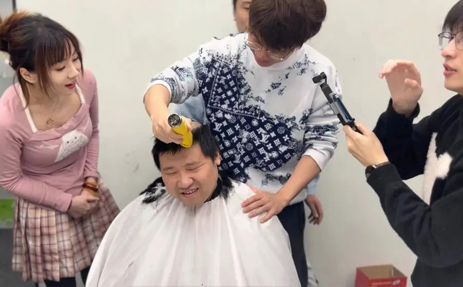 兩顆&quot;鹵蛋&quot;！《星際2》冠軍為孫一峰黃旭東剃光頭！