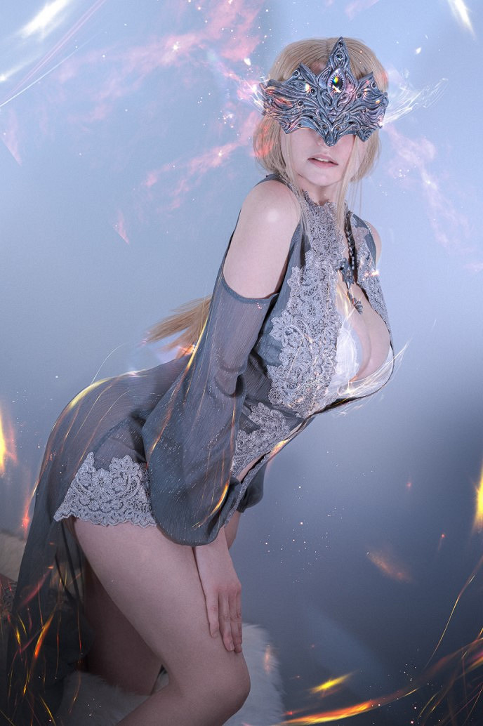 俄妹COS《黑暗之魂》太陽公主：異域風情巨大頭燈！