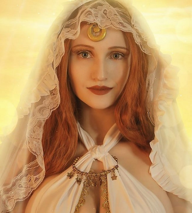 俄妹COS《黑暗之魂》太陽公主：異域風情巨大頭燈！