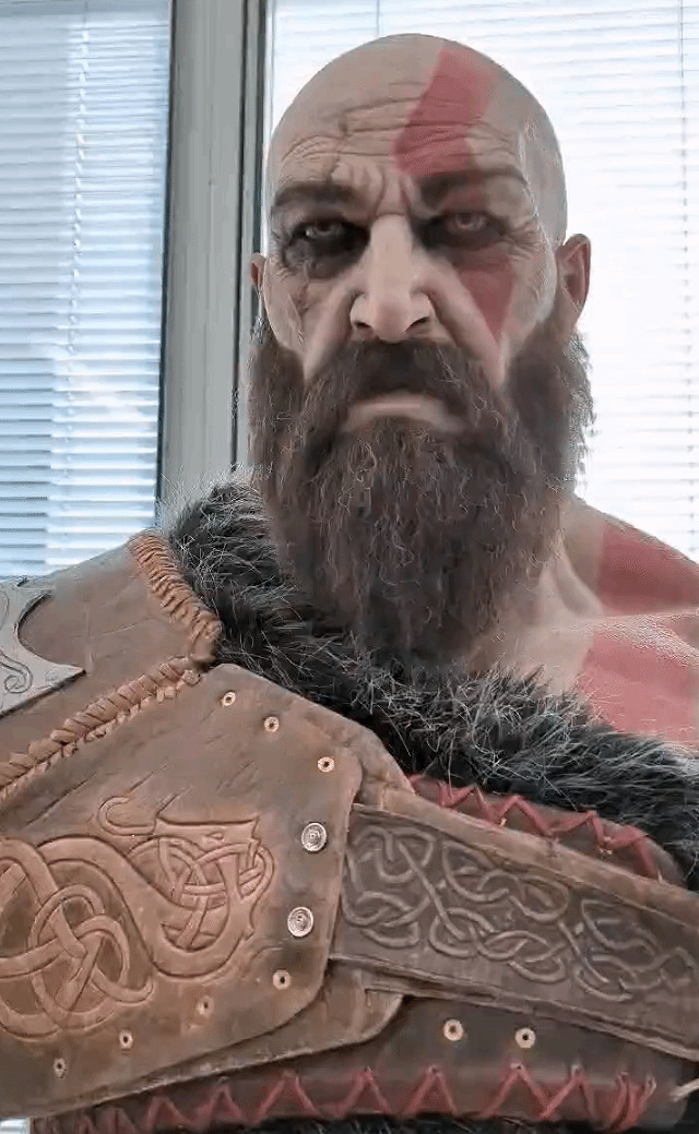 玩家曬《戰神5》真人大小奎爺雕像!提著頭怪嚇人的 玩家曬《戰神5》真人大小奎爺雕像!提著頭怪嚇人的