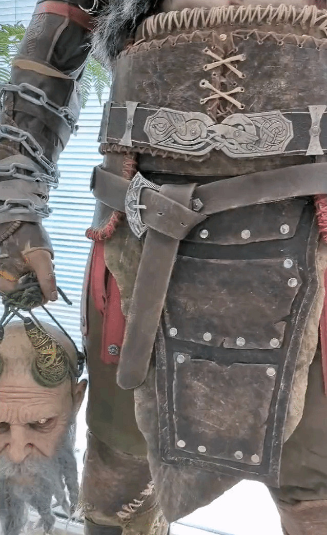 玩家曬《戰神5》真人大小奎爺雕像!提著頭怪嚇人的 玩家曬《戰神5》真人大小奎爺雕像!提著頭怪嚇人的