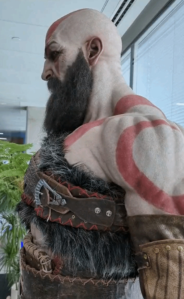 玩家曬《戰神5》真人大小奎爺雕像!提著頭怪嚇人的 玩家曬《戰神5》真人大小奎爺雕像!提著頭怪嚇人的