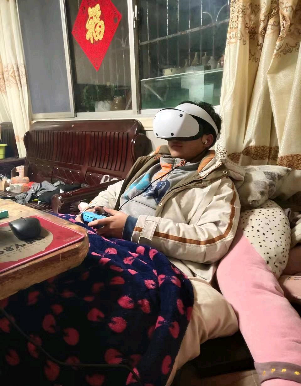 玩家吐槽兒子用PS VR2玩《原神》 網友：建議重新生一個