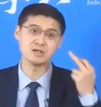 看完中配新·奧特曼，我精神內耗到失眠