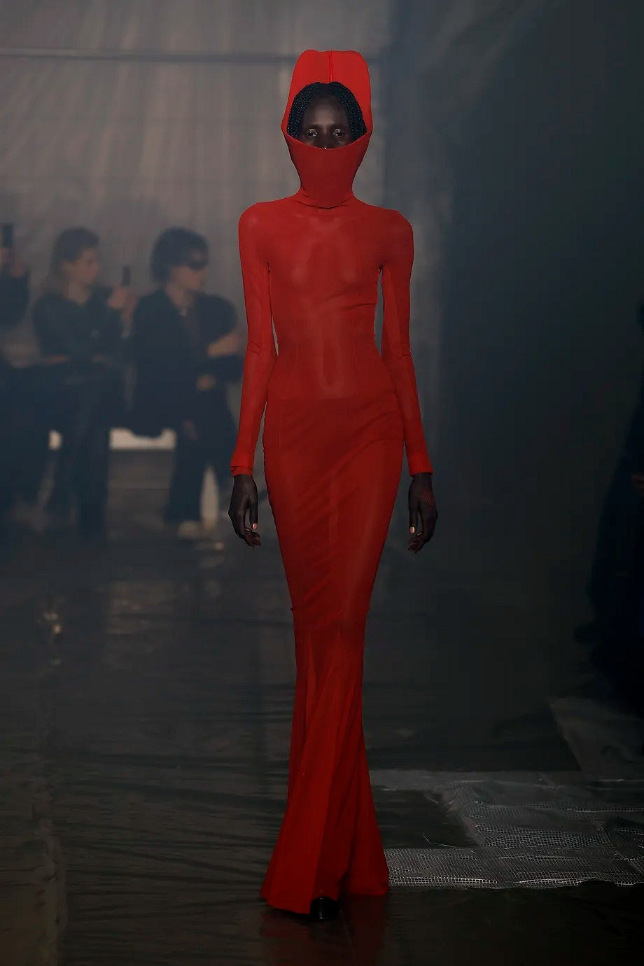 《暗黑破壞神4》主題服裝亮相米蘭時裝周 這服裝很地獄 《暗黑破壞神4》主題服裝亮相米蘭時裝周 這服裝很地獄