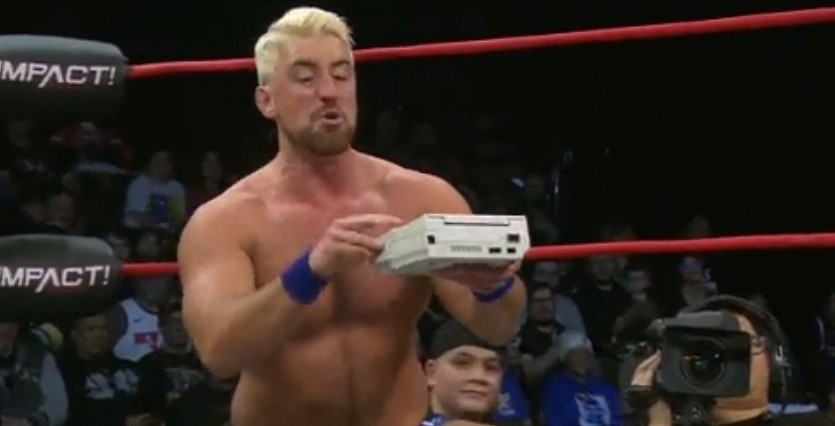 吃我一記世嘉！美式摔角比賽&quot;武器池&quot;驚現遊戲主機！