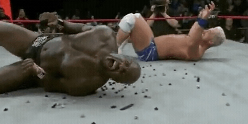 吃我一記世嘉！美式摔角比賽&quot;武器池&quot;驚現遊戲主機！