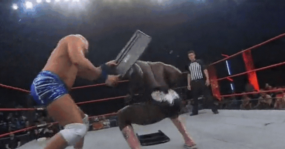 吃我一記世嘉！美式摔角比賽&quot;武器池&quot;驚現遊戲主機！