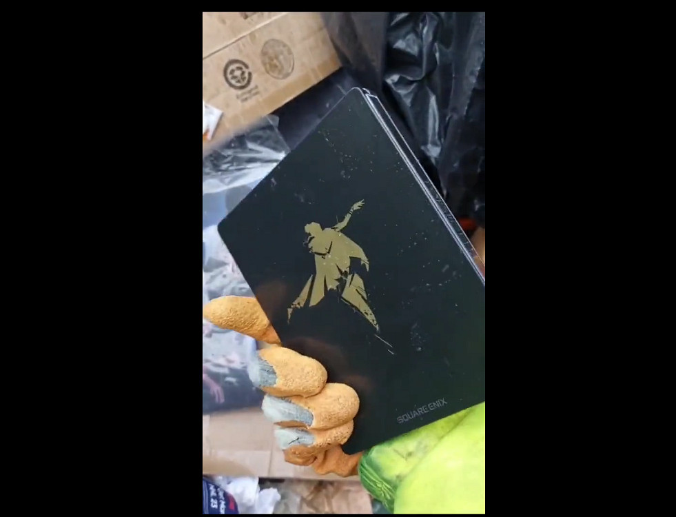 網友在垃圾堆裡發現多張SE暴死3A《Forspoken》鐵盒 網友在垃圾堆裡發現多張SE暴死3A《Forspoken》鐵盒