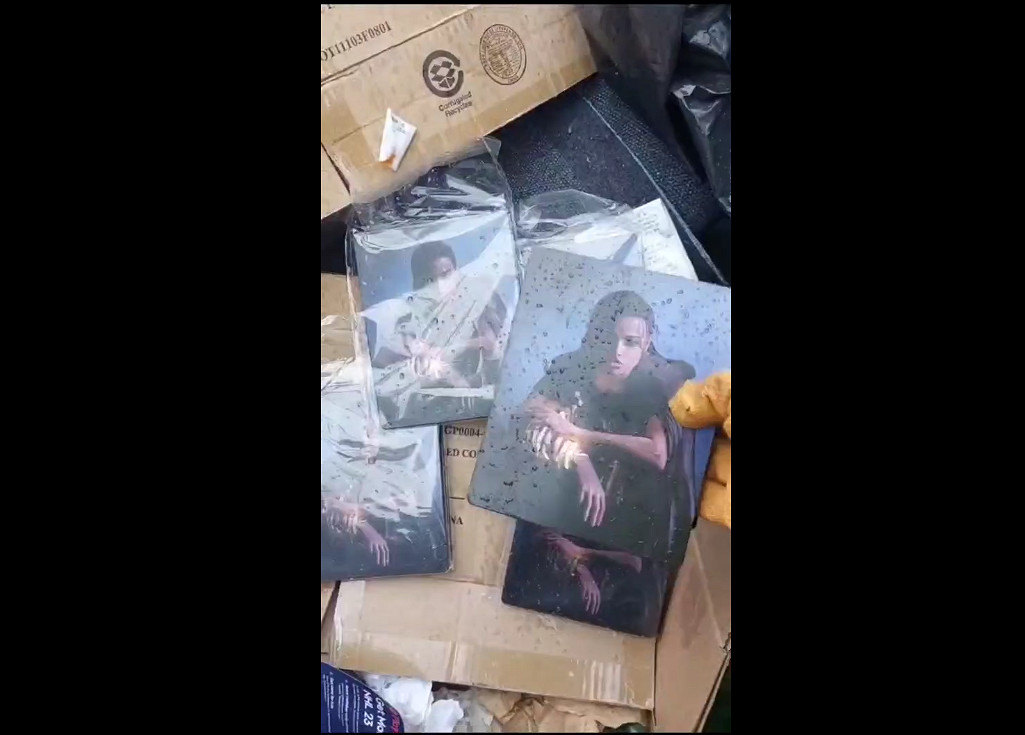 網友在垃圾堆裡發現多張SE暴死3A《Forspoken》鐵盒 網友在垃圾堆裡發現多張SE暴死3A《Forspoken》鐵盒