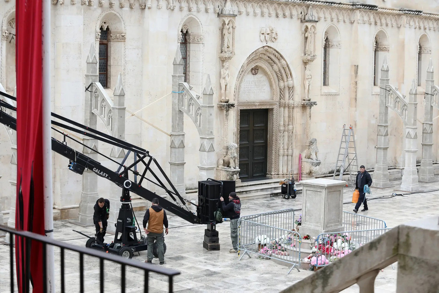 疑是《FF16》真人宣傳片片場照曝光 還有陸行鳥！