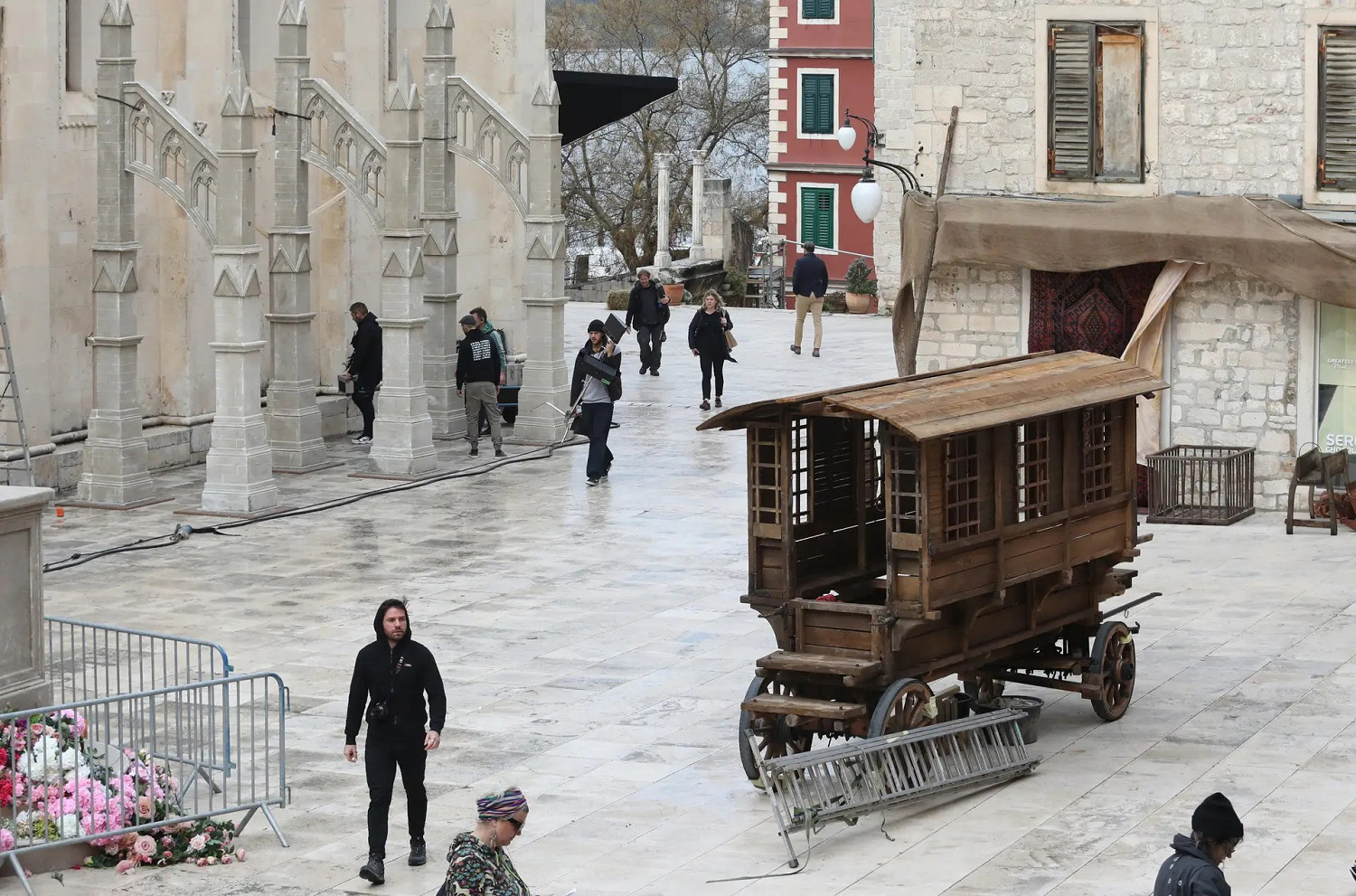 疑是《FF16》真人宣傳片片場照曝光 還有陸行鳥！