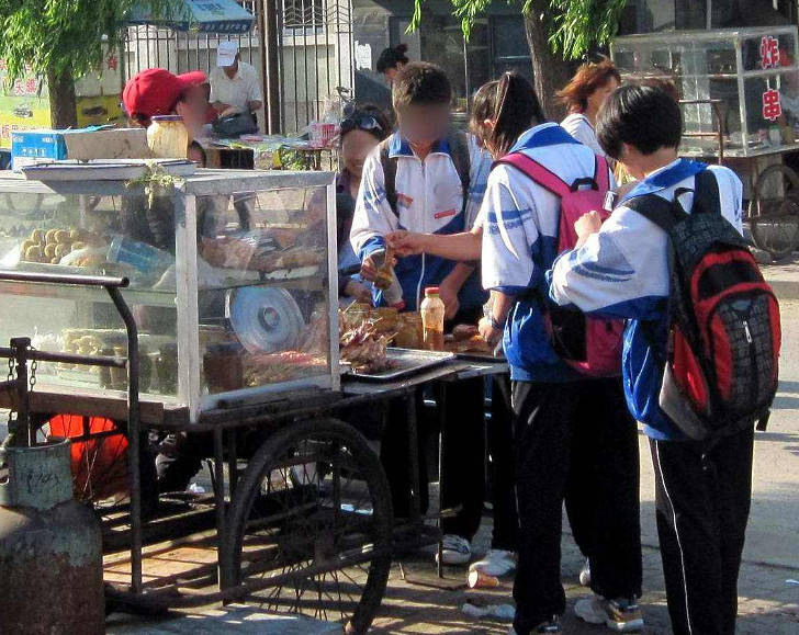 從反面例子到萬人敬仰,教材因為插圖角色又要火了