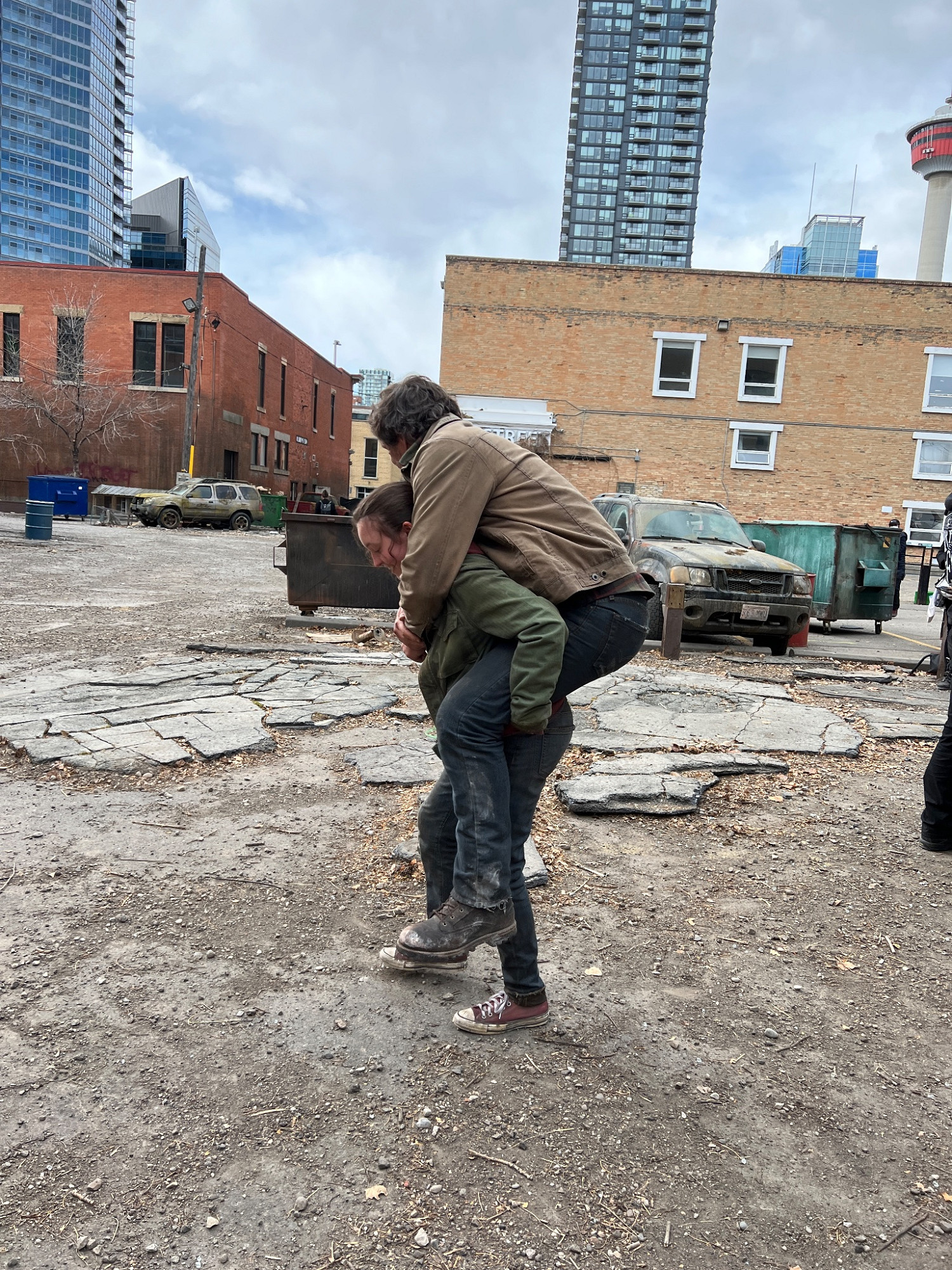 《最後生還者》艾莉演員曬照片：開心地背著喬爾爸爸