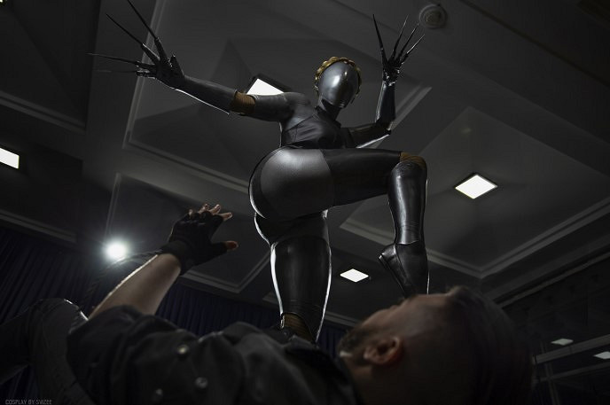 俄羅斯小姐姐COS《原子之心》：肉感Svizee版雙生舞伶